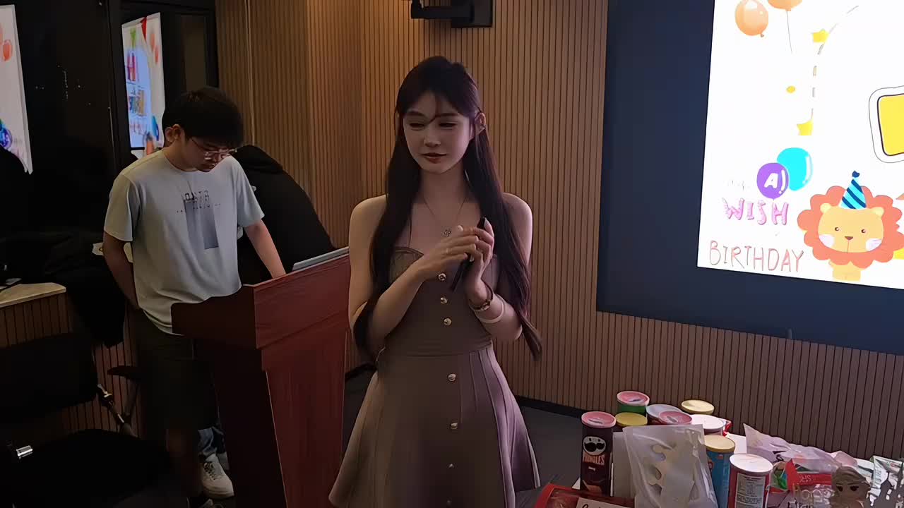 开会前得知小叶过生日，那我们先祝小叶生日快乐！