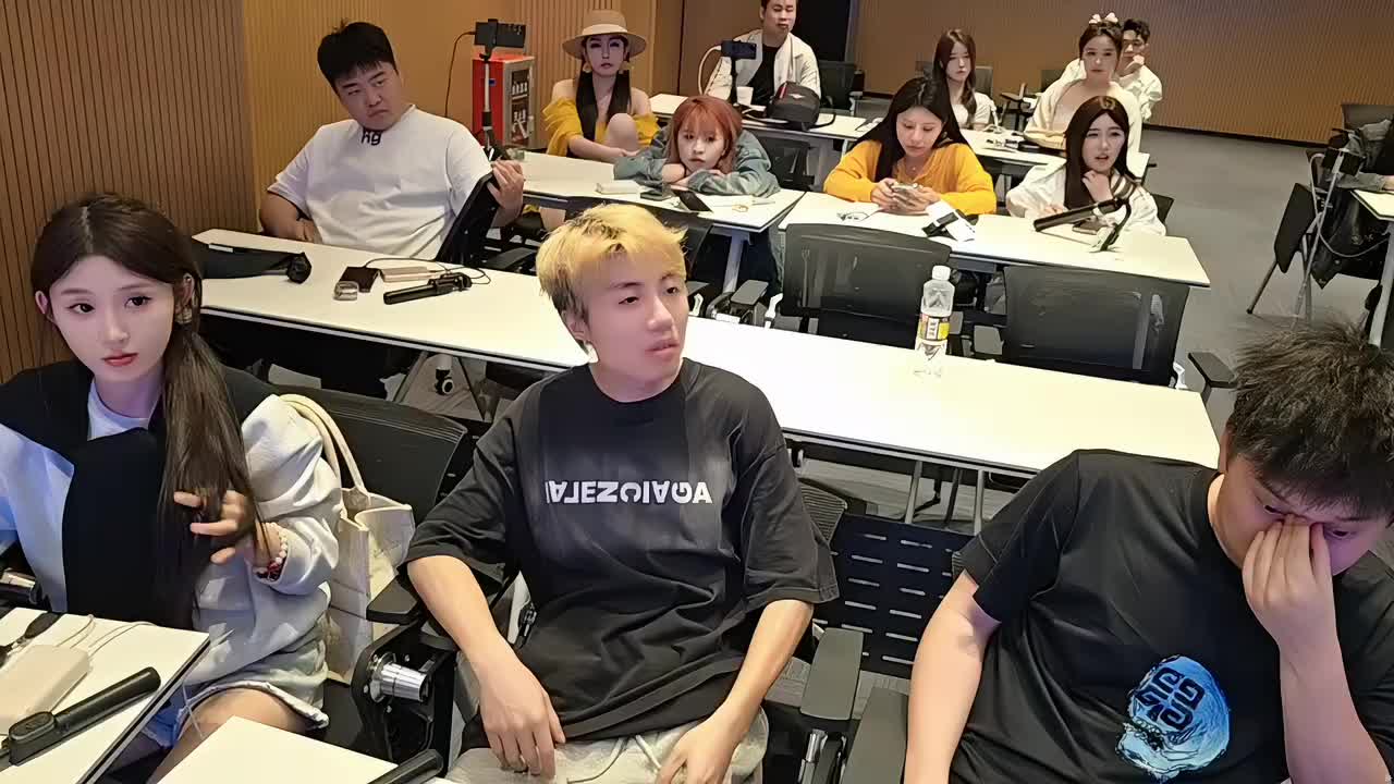 开会商量减少经费或减少待在酒店的时间，目的是为了能做好直播效果！