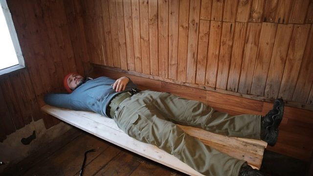 冰天雪地，破旧的小木屋，被收拾出来居住结果还挺奢华温馨！