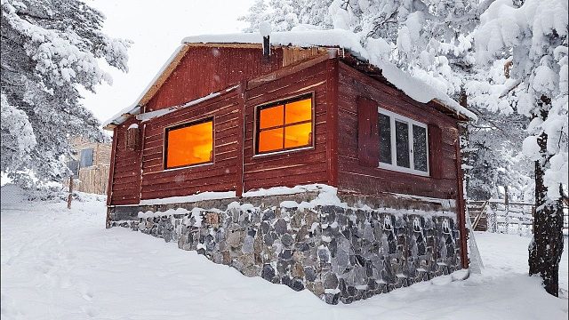 在零下42度的暴风雪中，独自躲在木屋里当护林员，这日子还挺奢华