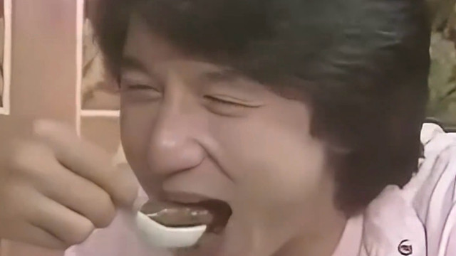 1984年成龙招待两名日本主持人用餐，不光一起吃虎鞭还一起喝田鼠酒