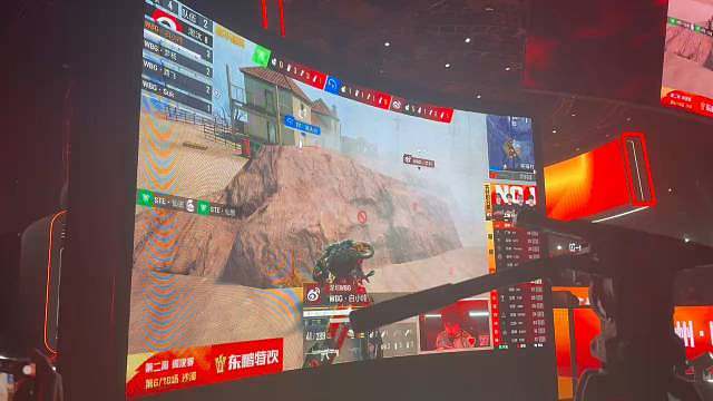 第二周周决赛沙漠图，WBG火力全开，单局斩获8个淘汰、18分，成功吃鸡，瞬间积分反超，荣登榜首。​​