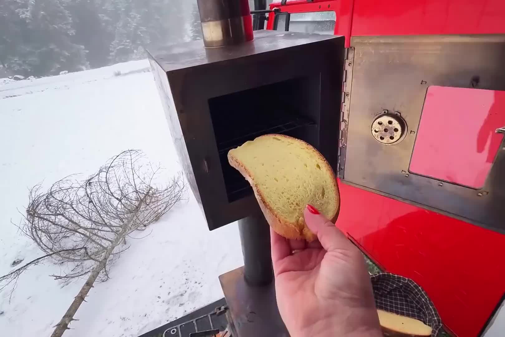 第2集：雪地森林中搭建房车营地，遭遇暴风雪，惬意享受户外生活