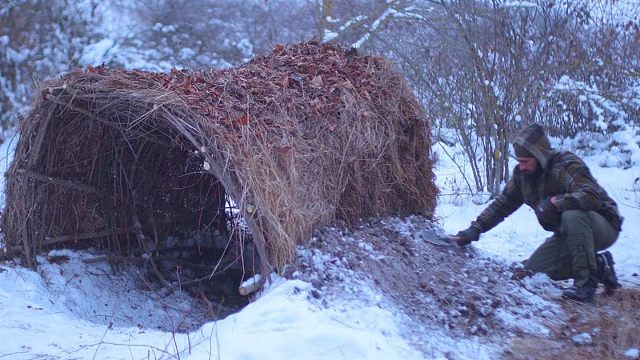 暴风雪来袭，小伙独自一人荒野生存，为躲避极寒之夜和野兽袭击，就地取材搭建临时庇护所