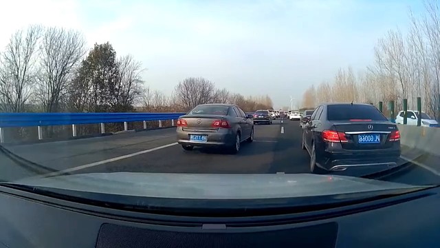 你后视镜是摆设，不看直接转，要是应急是警察呢