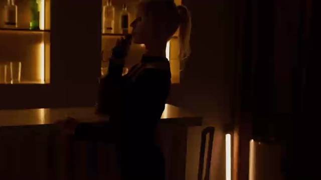 跳椅子舞的小姐姐