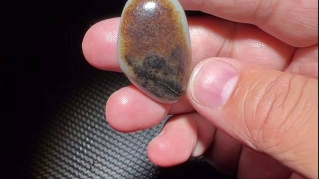 和田籽料双面黑油皮