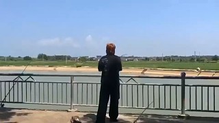 你瞧這氣得，空軍就空軍了吧，下去撈你廢個啥勁兒啊