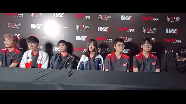 这是采访还是憋笑比赛？