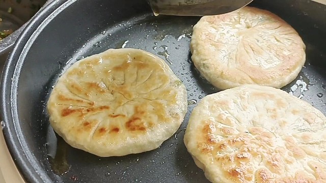 韭菜鸡蛋馅饼皮薄馅大，凉了也不会硬，大人孩子都爱吃。