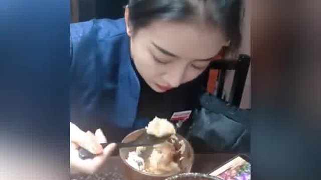 她笑起来还是那么好看