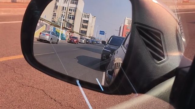 一分钟教你如何通过内后视镜判断车距