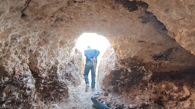 带着我的狗享受户外徒步，意外发现个地洞，果断挖掘成温暖庇护所