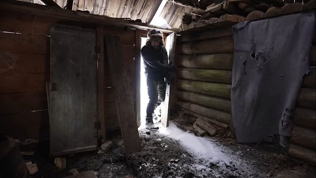 弥际在漫天雪花的大雪森林，幸好发现座被遗弃的猎人小木屋，收拾一番好温馨