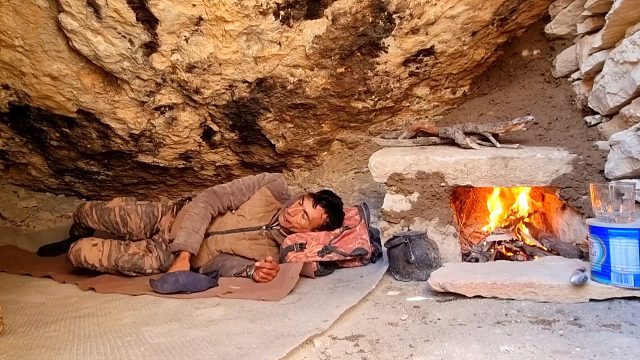 将山上的岩石缝，砌建成有壁炉的石头房子，睡着是多么的舒服呀