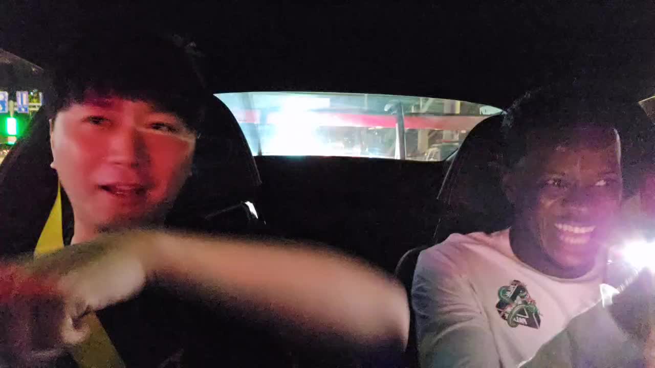 黑人小哥说我的GT3RS是他的Dream car,那必须带他上车溜一圈！