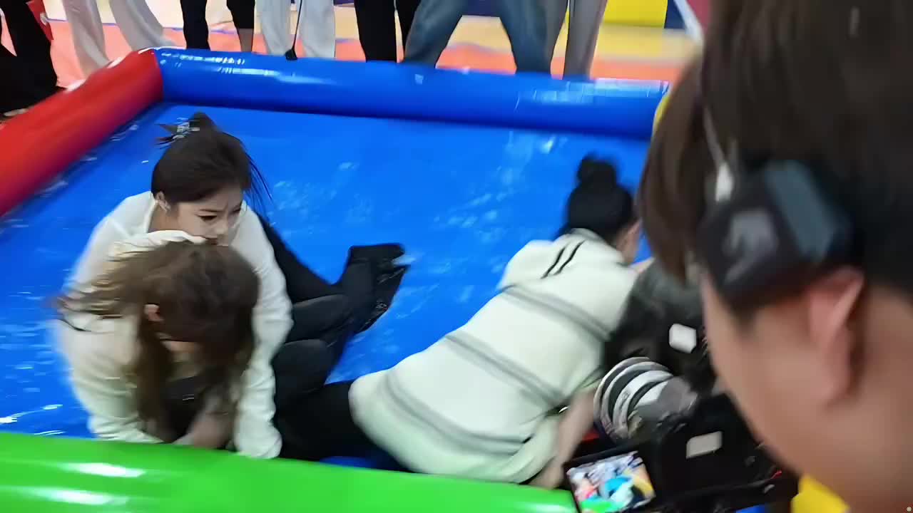 团播小游戏扯袜子，兄弟们看看两组对决哪组能胜出？