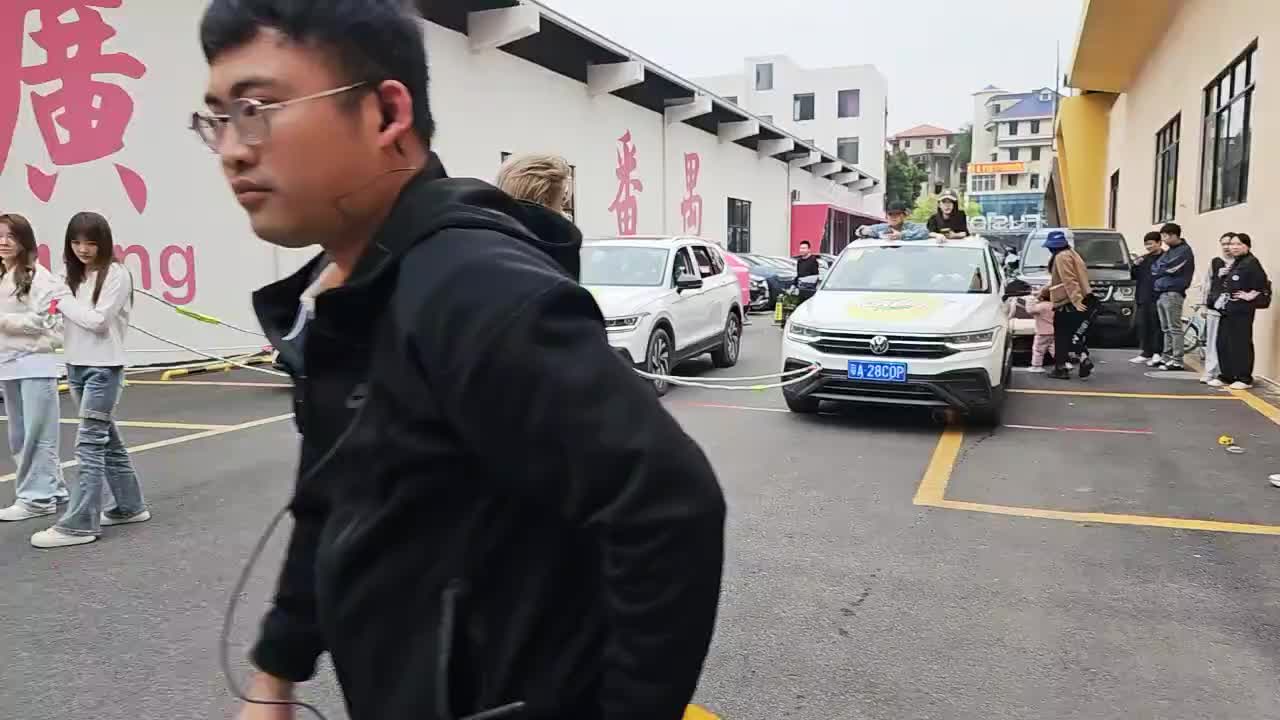 【子圣-798】“牛马”拉车压气球比赛？赢了还有红包拿