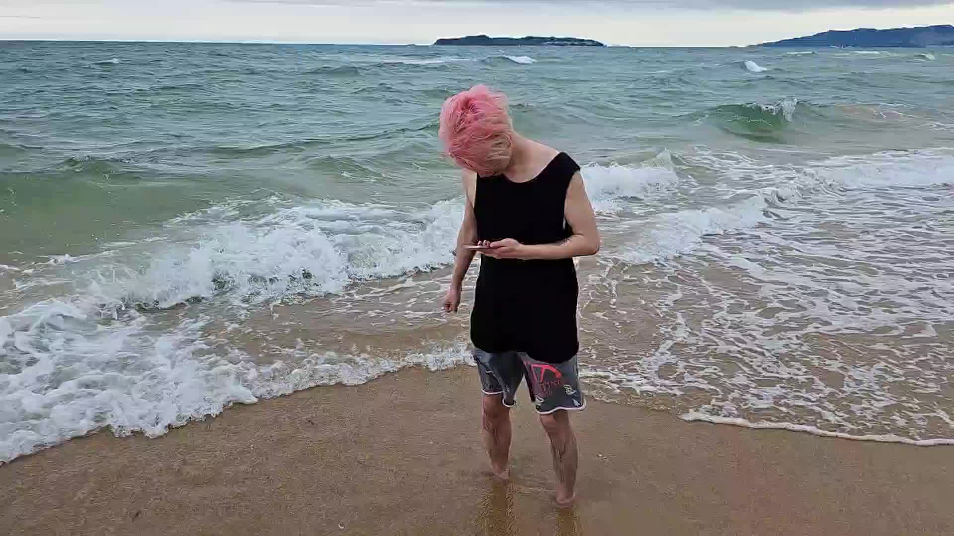 【童锦程】见到大海我好像解放了天性？直接展示“翻跟头”