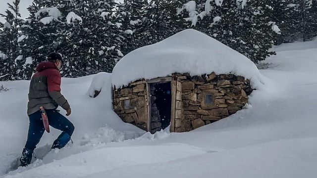 暴风雪中，独自在荒野生存，搭建安全避难所，夜晚窝在里面烤火取暖