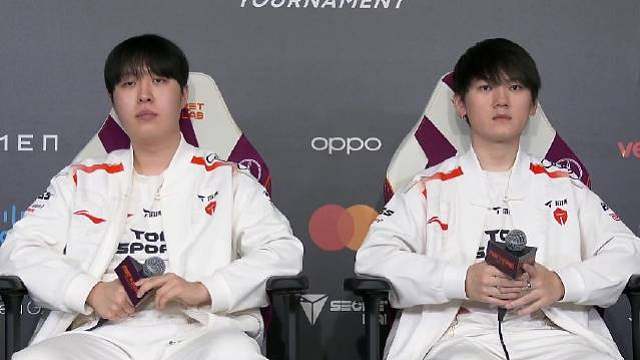 JackeyLove与Kanavi在0-2输给KC后来到败者群访，向杰克提问，第一局选出三路对线较弱