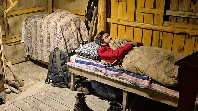 凌冽寒冬，我扛着猎枪误入一座破烂小木屋里，结果里面温馨又暖和