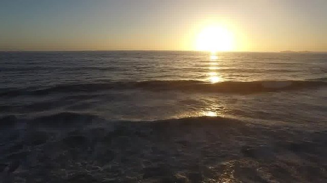 创业之路如同穿越荆棘丛生的密林每一步都充满挑战与未知