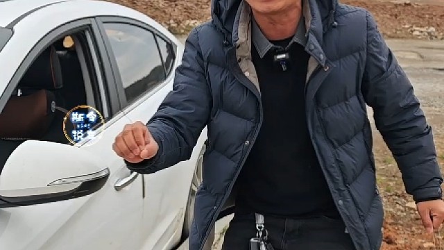 女司机：窄路转弯太考验技术了，斯令现场演示轻松脱困