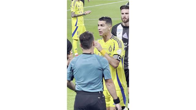 近距离欣赏下C罗和裁判讨论进球，再秀经典庆祝
