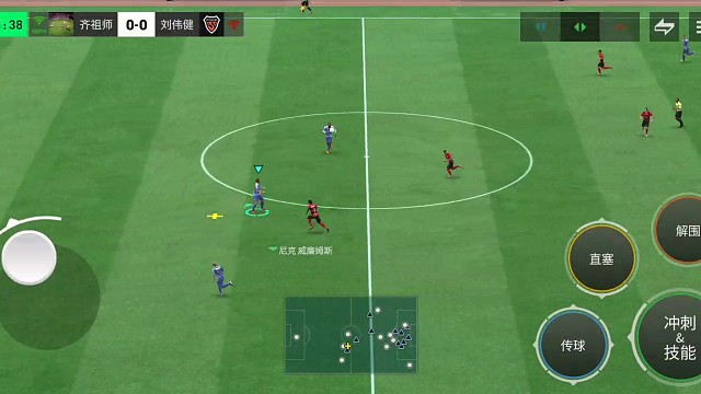 中路前锋禁区附近带球 连续2次摇杆转圈圈过人