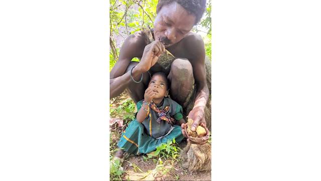 孩子吃饱，家长才开始吃