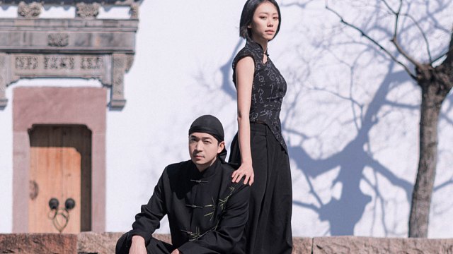 映衬着这堵白墙，我们再舞一曲