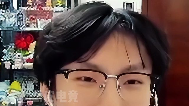 宝蓝：中单不说话游戏很难玩 小奶油应该不是不说话
