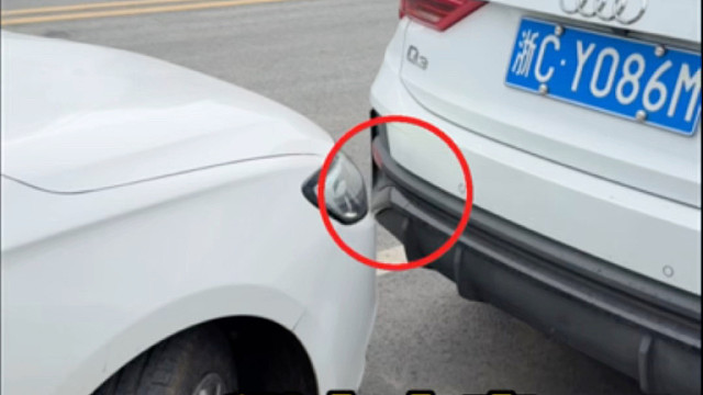 新手在侧方出库时，是不是害怕刮蹭到前车？ 分享两个技巧#汽车知识分享