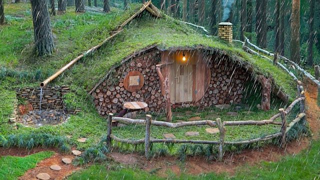 独自进入山里，试着模仿建造一座霍比特人小屋，结果是真的奢华！