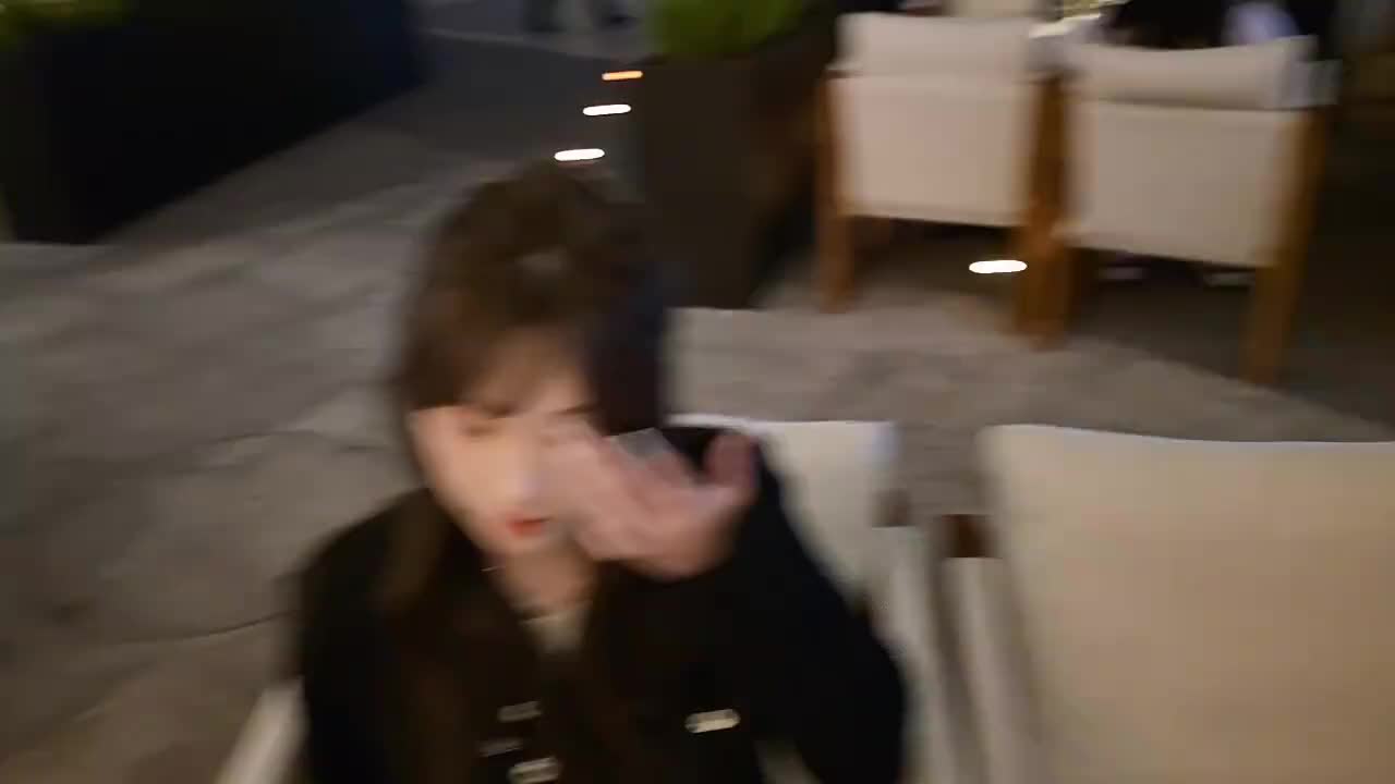 去朋友店里玩儿，没想到小黑竟然蹲点等着我？