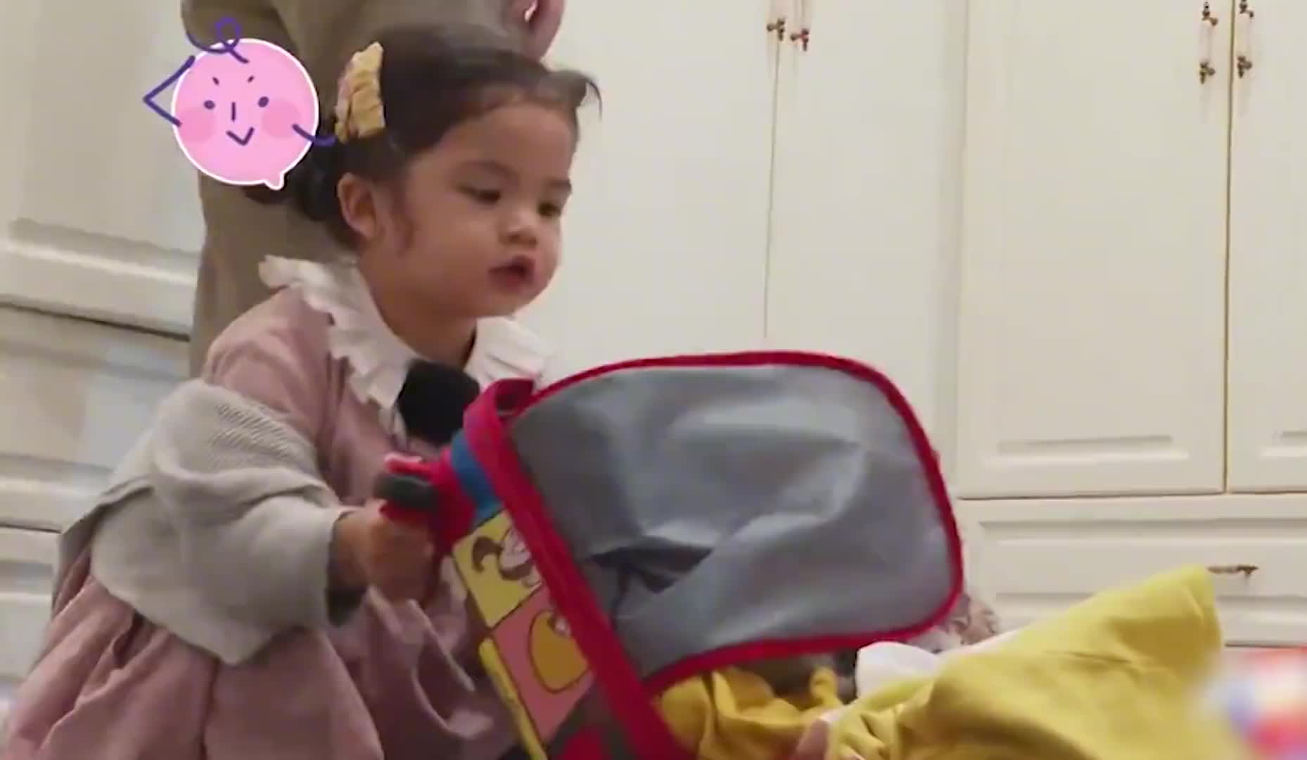 2岁女孩举止大方，从小被称为独立女性，27岁的总裁哥哥以身作则