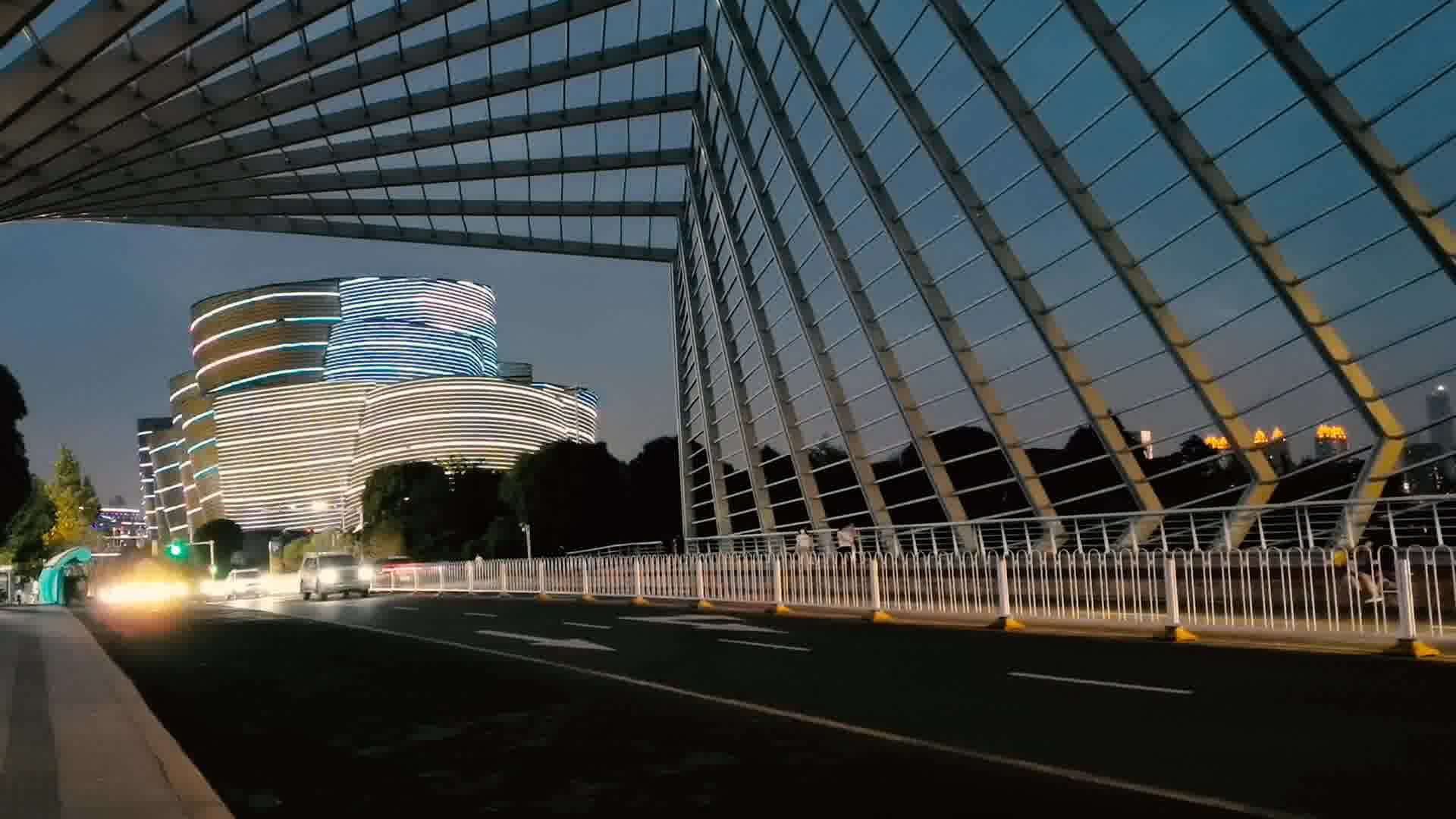 在创业的道路上_每一个脚印都承载着梦想与汗水