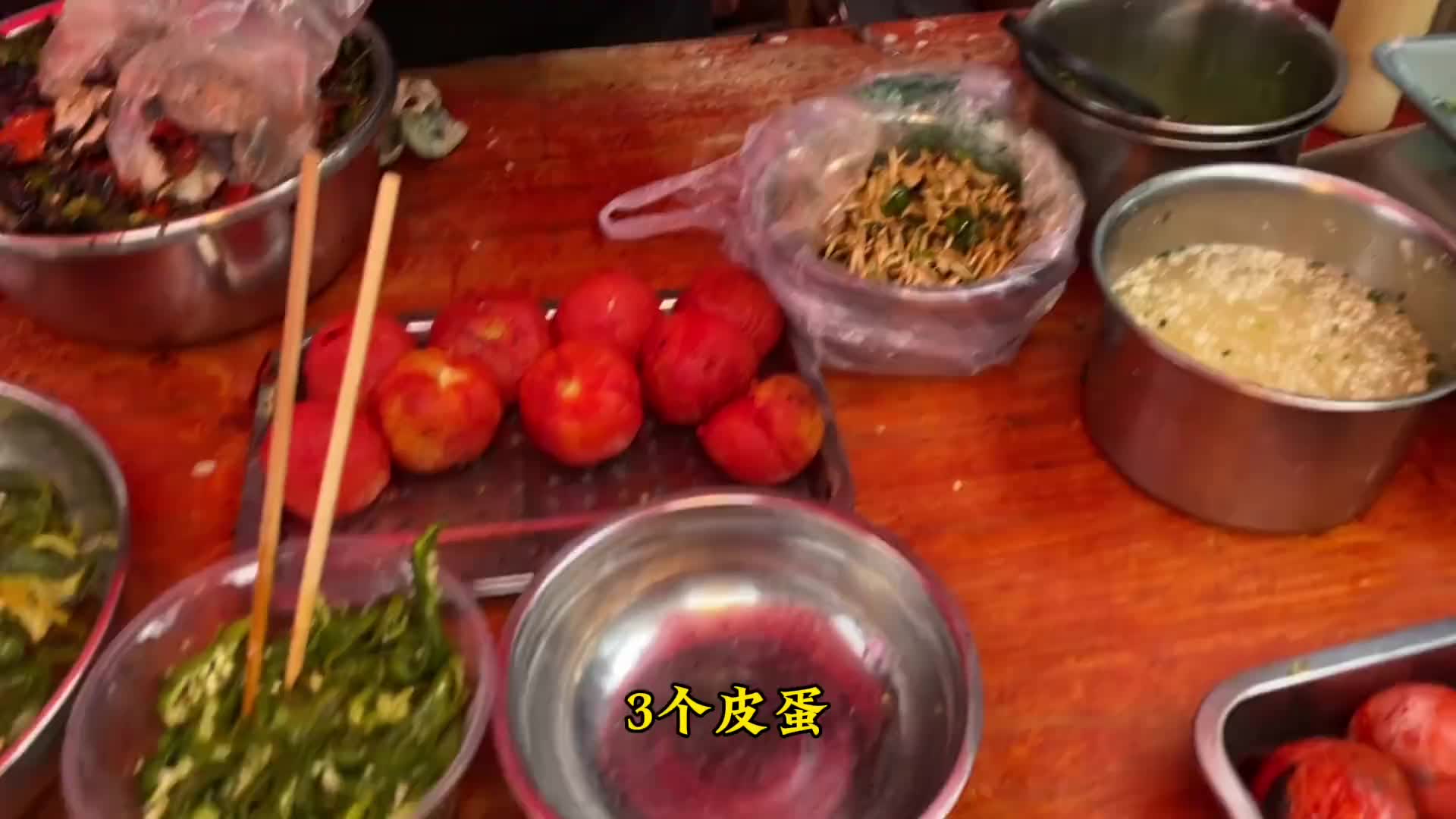 贵州特色吃到烧辣椒拌皮蛋