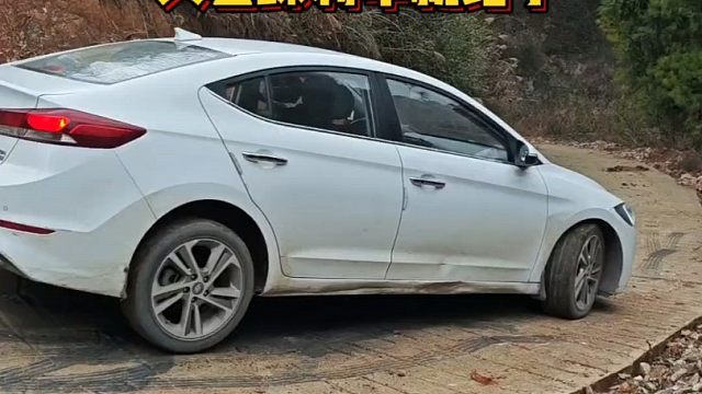 开自动挡下长坡，只会踩油门就错了，现场演示正确做法