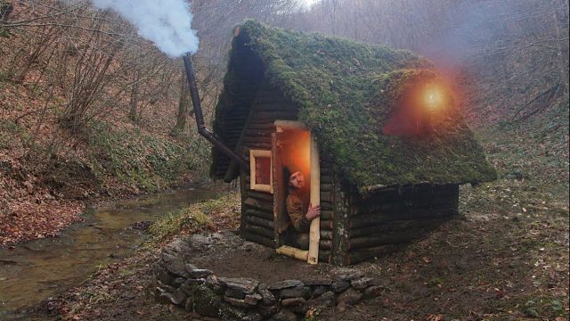 面对冰天雪地的寒冷，在野外建造一个秘密的冬季避难所！