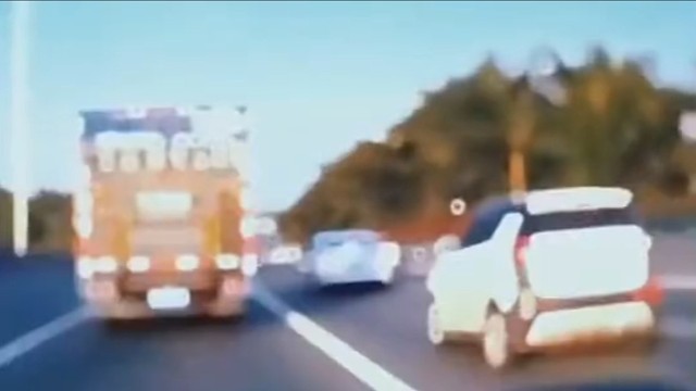 :兄弟，我全责， 我全责哈哈哈哈哈， 我给你换一辆新车，  哈哈哈哈哈哈。。