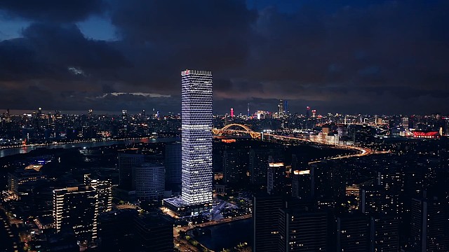 成功的创业家不是那些从不跌倒的人，而是那些每次跌倒后都能站起来继续前行的人