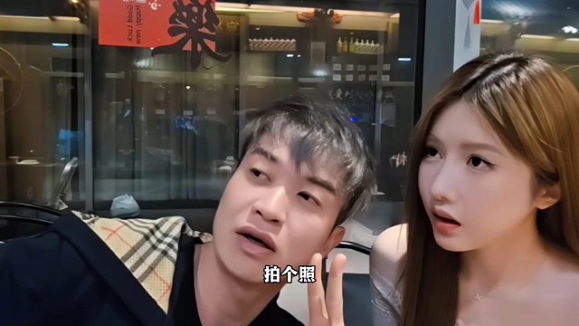 妹子被大B哥强行合影脑子直接宕机