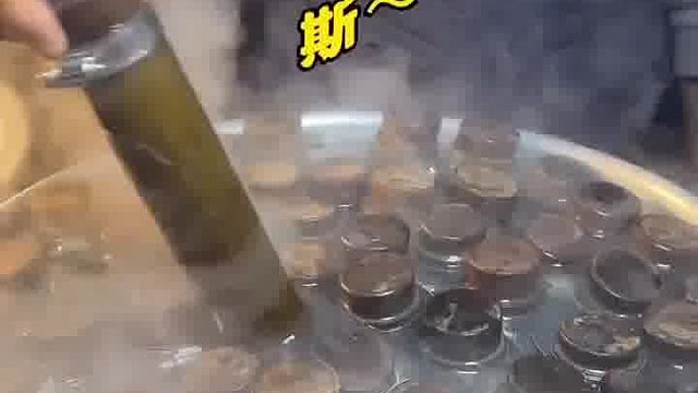 南京夜市买到竹筒粽子，感觉跟普通甜粽味道差不多。