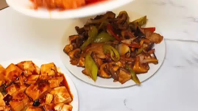 东北街头的大姨小菜馆100块钱点了11盘菜 这个物价震惊南方人一整年