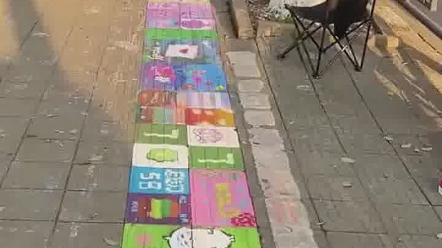 方寸心心发视频回应颜料防滑问题，”为盲道上色，让爱无障”