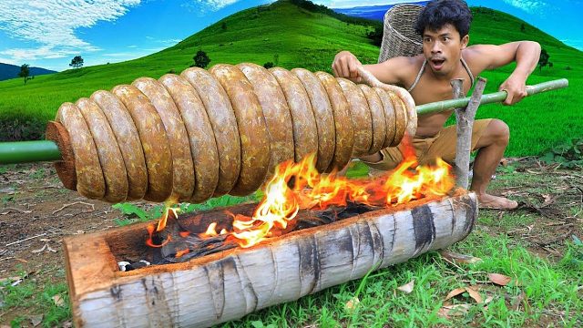 小伙真是惊艳绝绝，用棕榈树做烤炉，把整头肥猪烤成大香肠