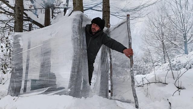 暴风雪中，独自在荒野生存，简易的透明庇护所，夜晚烤火取暖，睡在里面很暖和