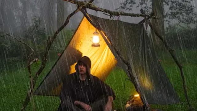 大雨中在丛林野外露营，建造舒适的庇护所放松